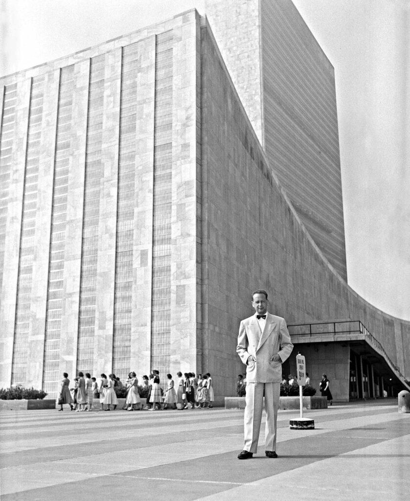UN Secretary-General Dag Hammarskjöld in front of the General Assembly Building (1950s) Image from http://www.dh100.se 